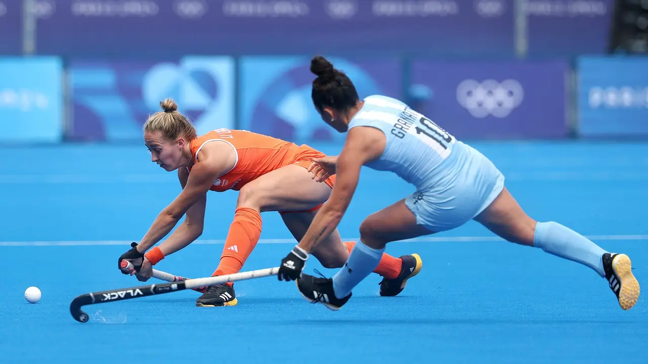 La argentina Maria Granato (d) persigue a la neerlandesa Renee van Laarhoven. EFE/EPA/CHRISTOPHE PETIT TESSON