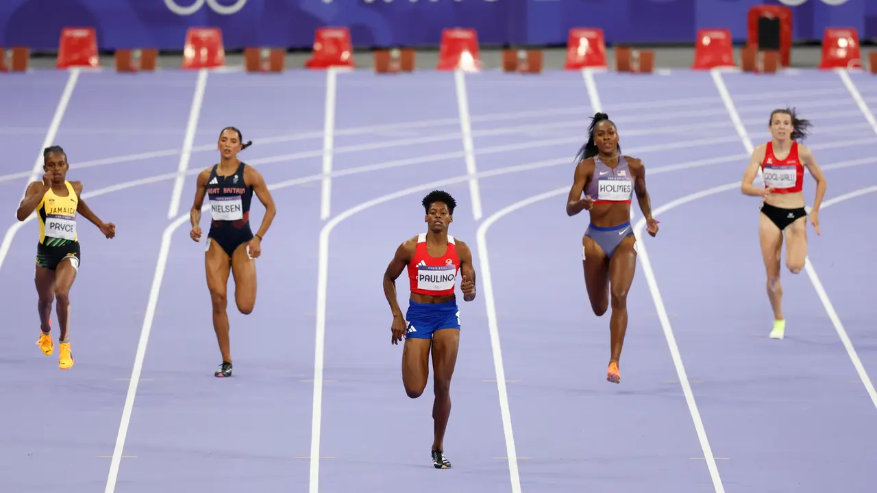 La atleta dominicana Marileidy Paulino (c) compite en la semifinal femenina de 400m parte de los Juegos Ol&iacute;mpicos de Par&iacute;s 2024 este mi&eacute;rcoles, en la capital gala. EFE/ Julio Mu&ntilde;oz