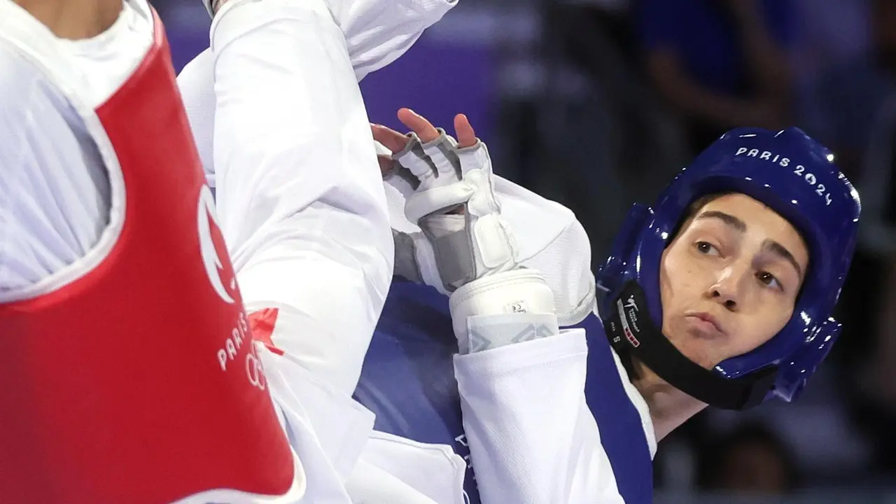 El azerbayano Gashim Magomedov (rojo) y Adrian Vicente Yunta (azul) en acci&oacute;n durante el combate de cuartos de -58kg en el Grand Palais en Paris, EFE/EPA/TERESA SUAREZ