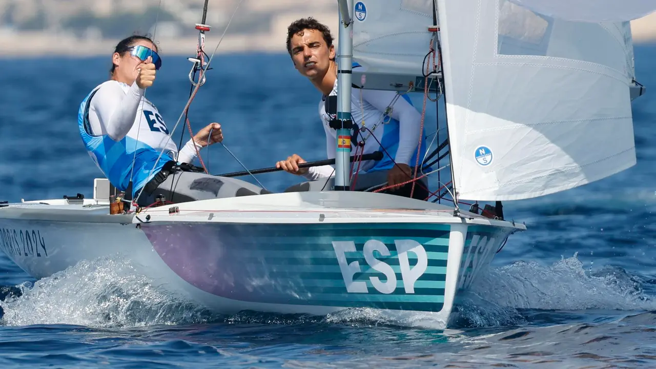 Los espa&ntilde;oles Jordi Xammar y Nora Brugman, compiten en la Medal Race de este jueves. EFE/EPA/Sebastien Nogier