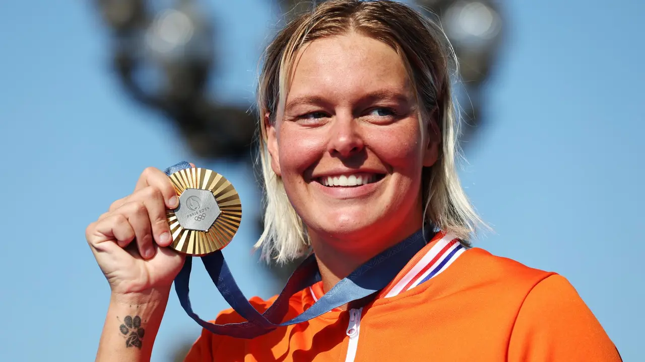 La neerlandesa Sharon van Rouwendaal celebra su oro los 10 kil&oacute;metros de nataci&oacute;n en aguas abiertas. EFE/EPA/DANIEL IRUNGU