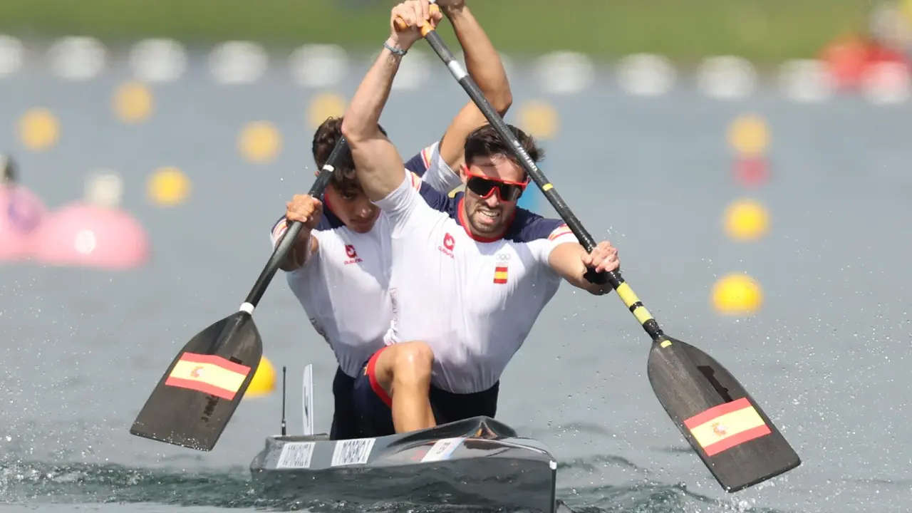 Los espa&ntilde;oles Diego Dom&iacute;nguez y Joan Antoni Moreno durante la semifinales de de C2 500 de pirag&uuml;ismo. EFE/ Ali Haider