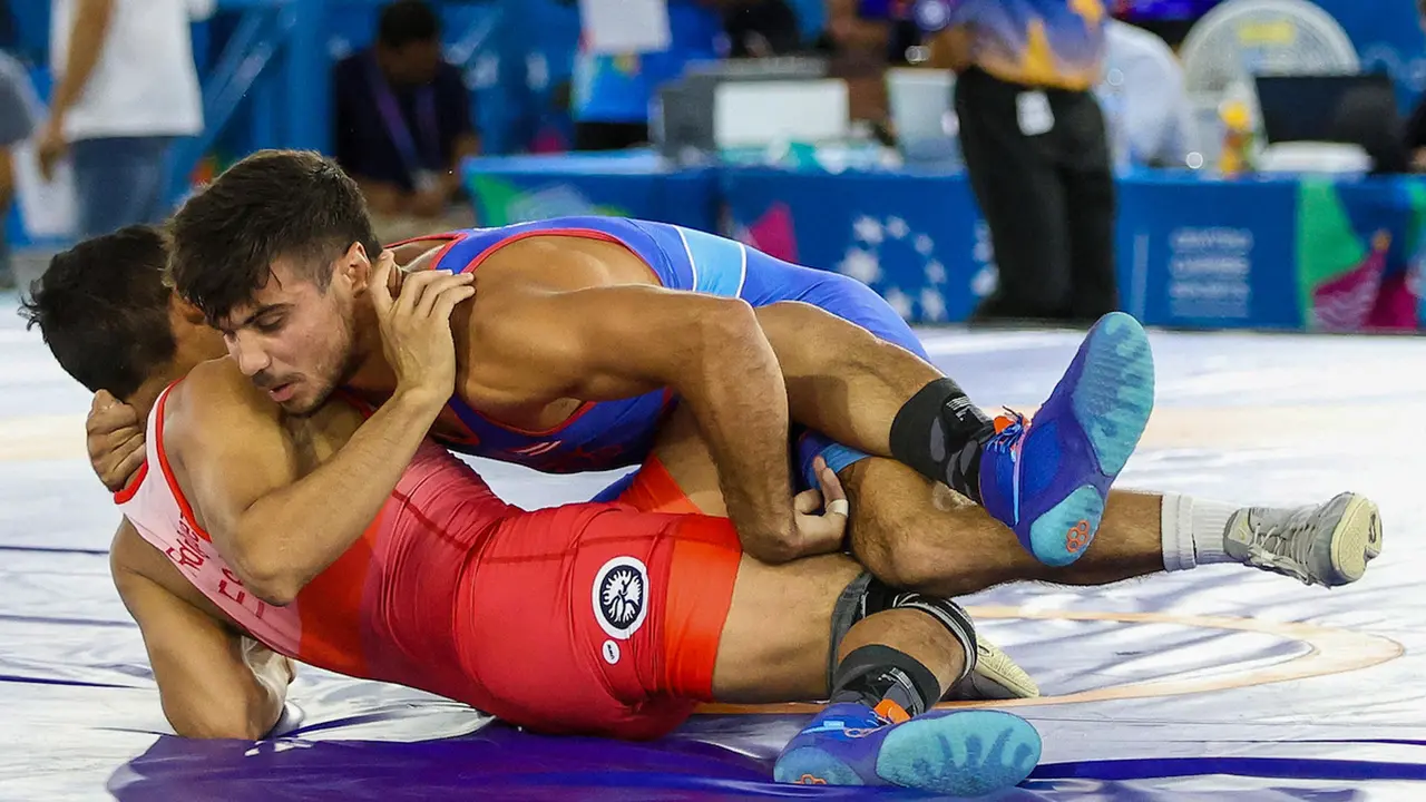 Fotograf&iacute;a cedida por el Comit&eacute; Ol&iacute;mpico de Puerto Rico (Copur) del 1 de julio de 2023 de Sebasti&aacute;n Rivera (d) durante la Final Grecorromana Masculina 65kg en los XXIV Juegos Centroamericanos y del Caribe San Salvador 2023. EFE/ (Copur)