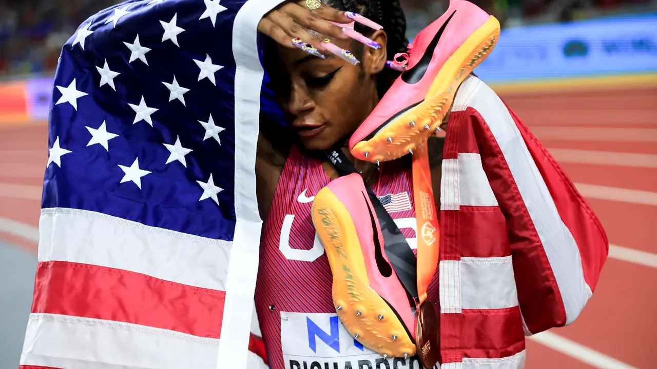 Fotograf&iacute;a de archivo, tomada el 25 de agosto de 2023,  en la que se registr&oacute; a la atleta estadounidense Sha'Carri Richardson tras ganar la prueba femanina de los 200 metros del Campeonato Mundial de Atletismo de Budapest (Hungr&iacute;a). EFE/Istvan Derencseny