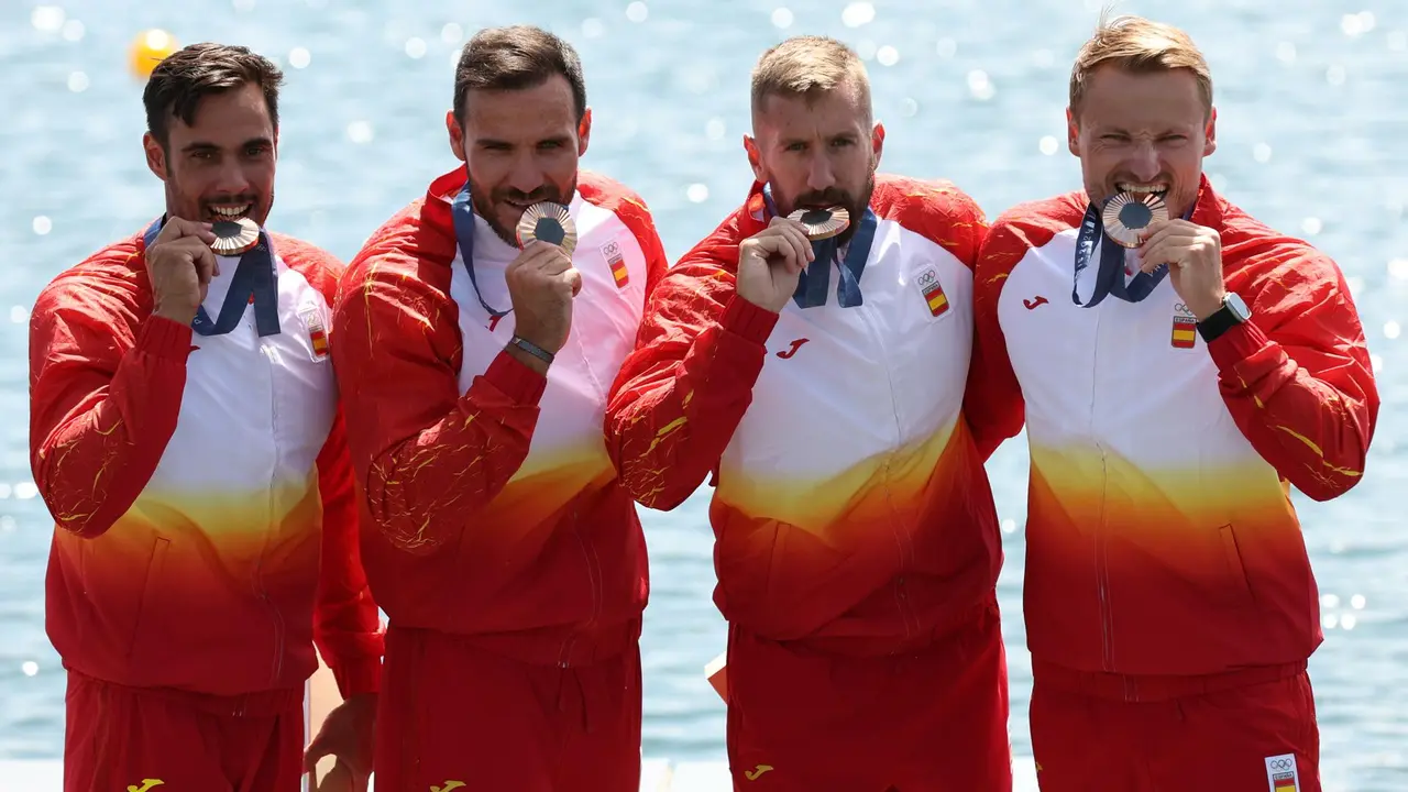 Sa&uacute;l Craviotto (2i) hizo historia al lograr el bronce junto a Carlos Ar&eacute;valo, Marcus Cooper y Rodrigo Germade en el K4 500 de los Juegos de Par&iacute;s EFE/EPA/ALI HAIDER
