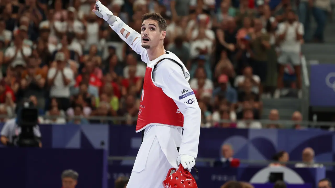 El taekwondista espa&ntilde;ol Javier P&eacute;rez Polo celebra tras imponerse al galo Souleyman Alaphilippe. EFE/ Kiko Huesca