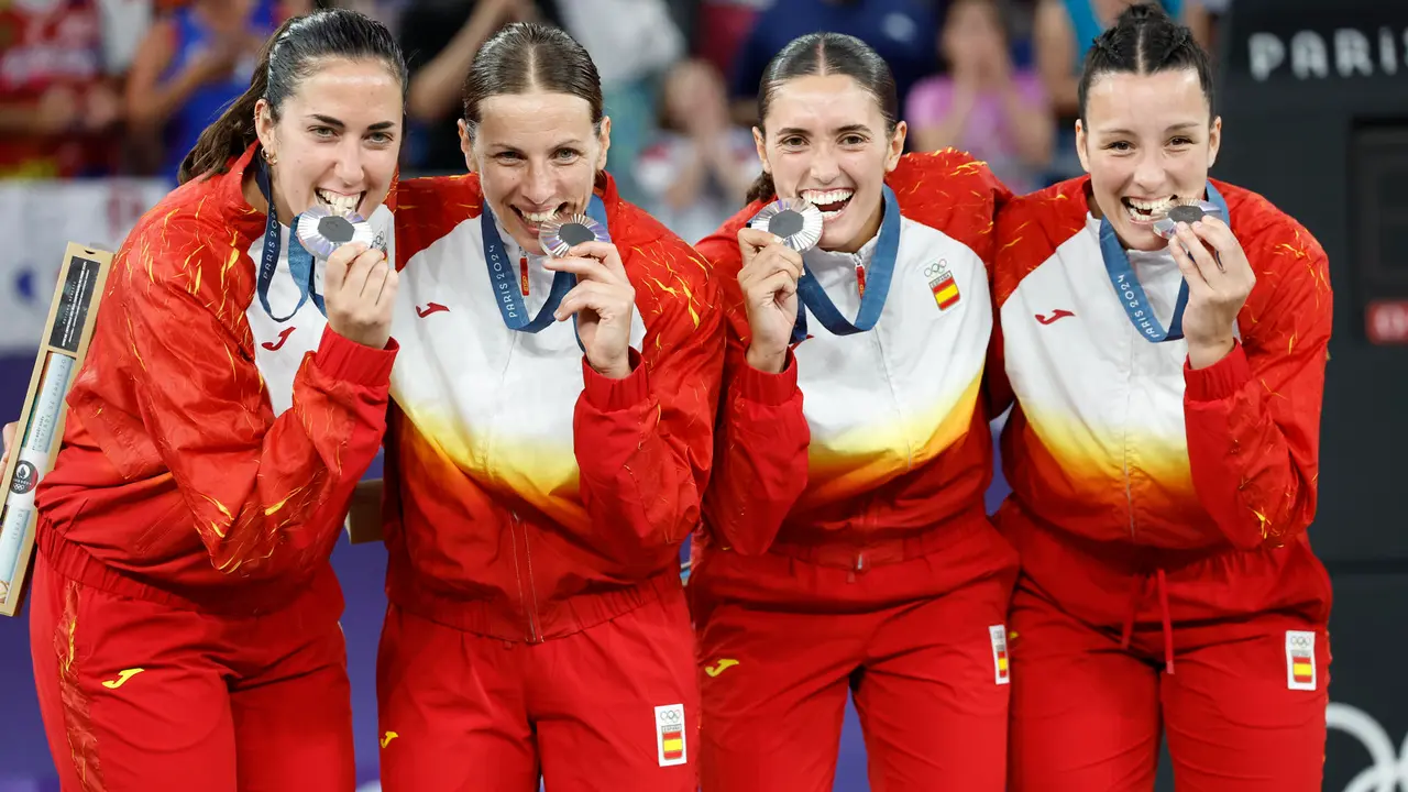 El equipo espa&ntilde;ol posa con la medalla de plata en baloncesto 3x3 femenino. EFE/ Miguel To&ntilde;a