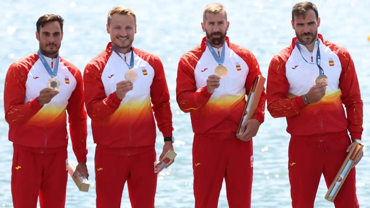 Podio del equipo espa&ntilde;ol de K4 500, bronce ol&iacute;mpico en Par&iacute;s 2024. EFE/EPA/ALI HAIDER