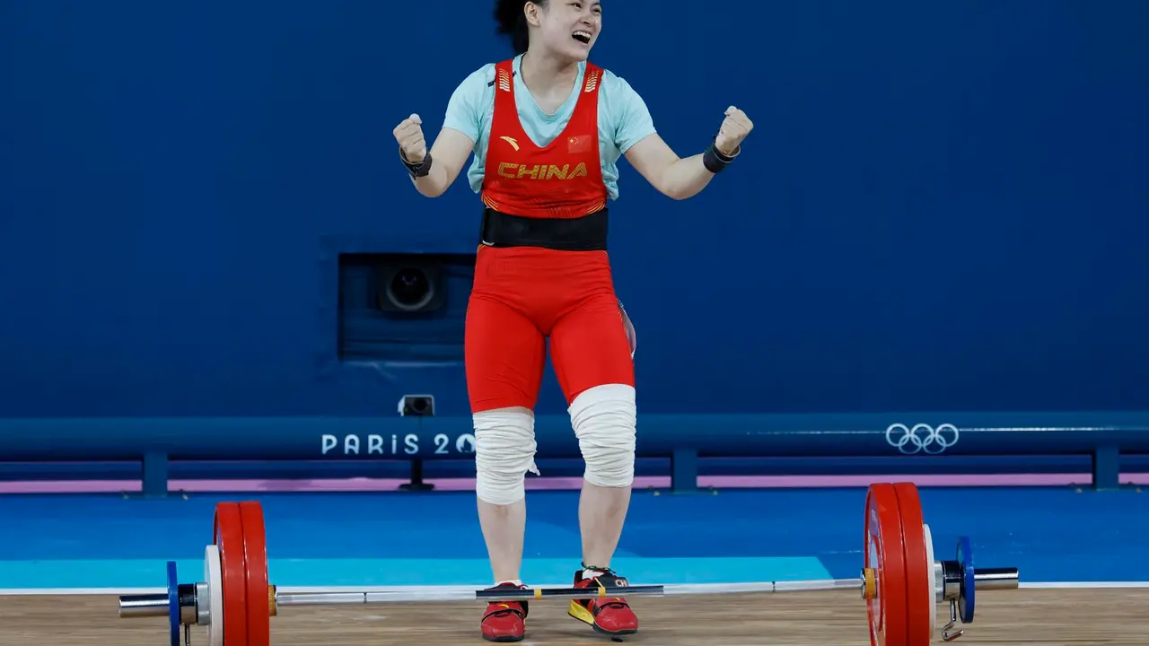 La china Shifang Luo se ha proclamado campeona ol&iacute;mpica de la categor&iacute;a de 59 kilos de halterofilia con nuevo r&eacute;cord de los Juegos (241), mientras que la venezolana Anyelin Venegas acab&oacute; cuarta. EFE/EPA/MAST IRHAM