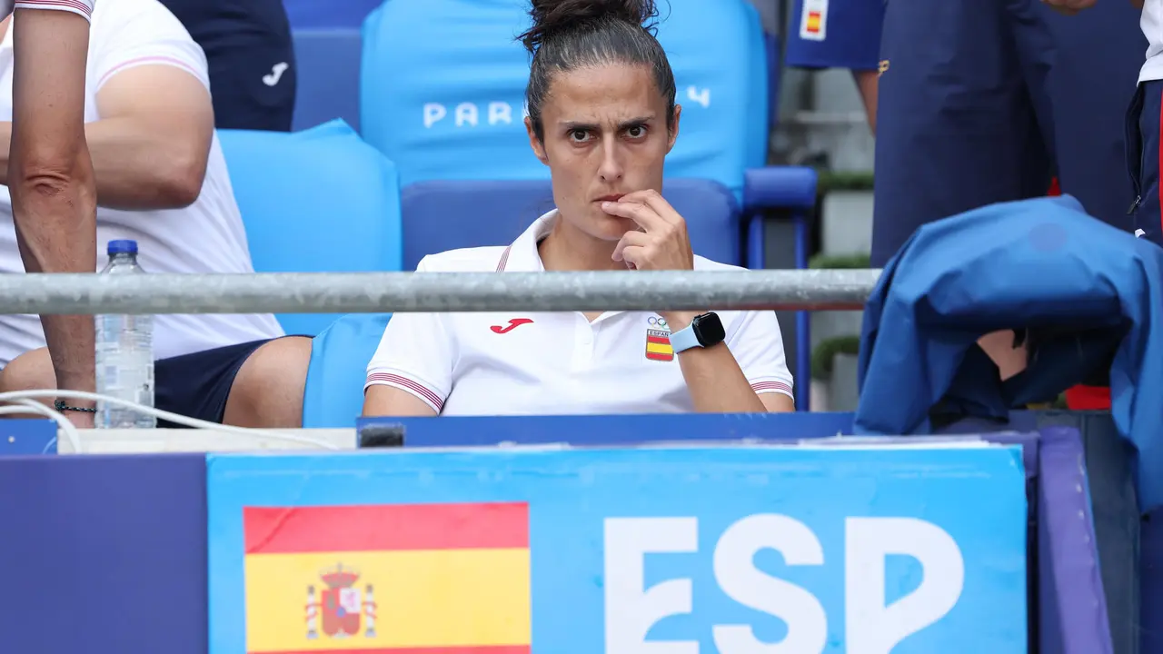 Foto de archivo de la seleccionadora nacional de Espa&ntilde;a, Montse Tom&eacute; (c) al inicio del partido de cuartos de final de f&uacute;tbol femenino de los Juegos Ol&iacute;mpicos de Par&iacute;s 2024, disputado entre Espa&ntilde;a y Colombia en el Estadio de Lyon (Francia). EFE/Kiko Huesca