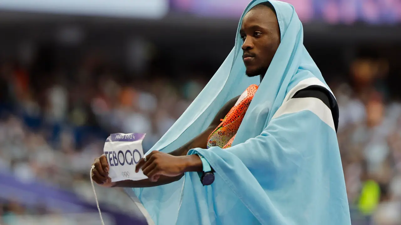 El atleta botsuan&eacute;s Letsile Tebogo gana el oro en la final de 200m masculino, en el marco de los Juegos Ol&iacute;mpicos Par&iacute;s 2024, este jueves, en la capital gala. EFE/ Lavandeira Jr