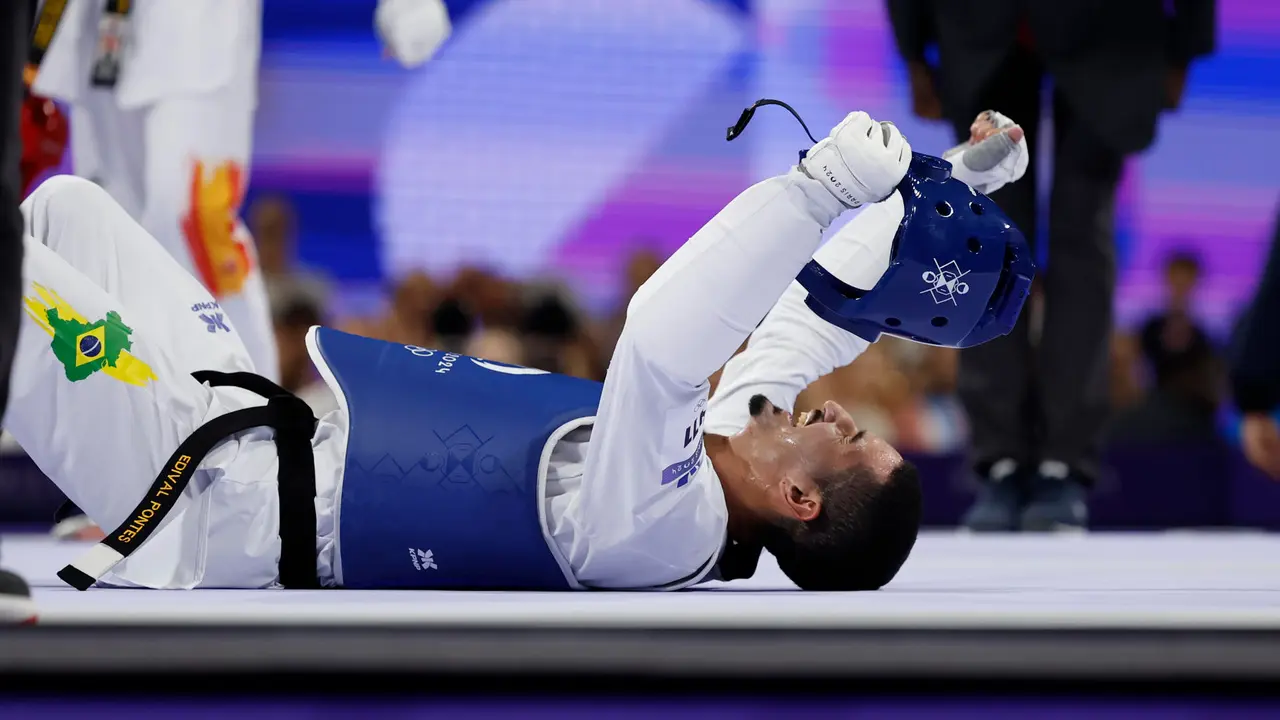 PAR&Iacute;S, 08/08/2024.- El taekwondista brasile&ntilde;o Edival Pontes celebra la medalla de bronce al ganar al espa&ntilde;ol Javier P&eacute;rez en el combate por la medalla de bronce de la categor&iacute;a masculina de -68kg de los Juegos Ol&iacute;mpicos de Par&iacute;s 2024 este jueves en el Grand Palais en la capital francesa. EFE/ Kiko Huesca