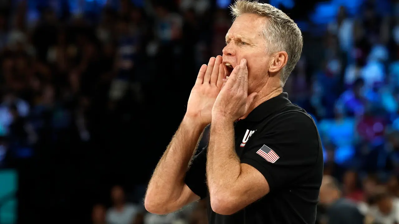 El seleccionador del equipo nacional masculino de baloncesto de Estados Unidos, Steve Kerr, fue registrado este jueves, 8 de agosto, al dar instrucciones a sus dirigidos, durante una de las semifinales del baloncesto de los Juegos Ol&iacute;mpicos 2024, en el coliseo South Par&iacute;s Arena de la capital francesa. EFE/Yoan Valat