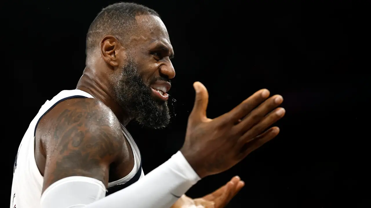 Lebron James, alero de Estados Unidos, fue registrado este jueves, 8 de agosto, al celebrar la victoria de su equipo 95-91 sobre Serbia, al final de una de las semifinales del baloncesto de los Juegos Ol&iacute;mpicos 2024, en el coliseo South Par&iacute;s Arena de la capital francesa. Los norteamericanos enfrentar&aacute;n a los locales en la final. EFE/Yoan Valat