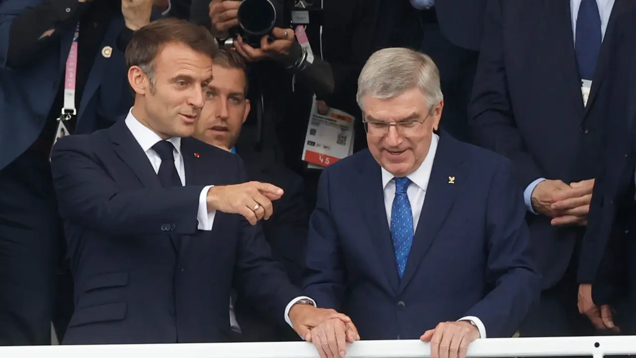 El presidente de Francia, Emmanuel Macron (i), conversa con el presidente del COI, Thomas Bach (d), a su llegada a la tribuna de autoridades en la Plaza del Trocadero antes del inicio de la ceremonia de inauguraci&oacute;n de los Juegos Ol&iacute;mpicos de Par&iacute;s 2024. EFE/ Juanjo Mart&iacute;n