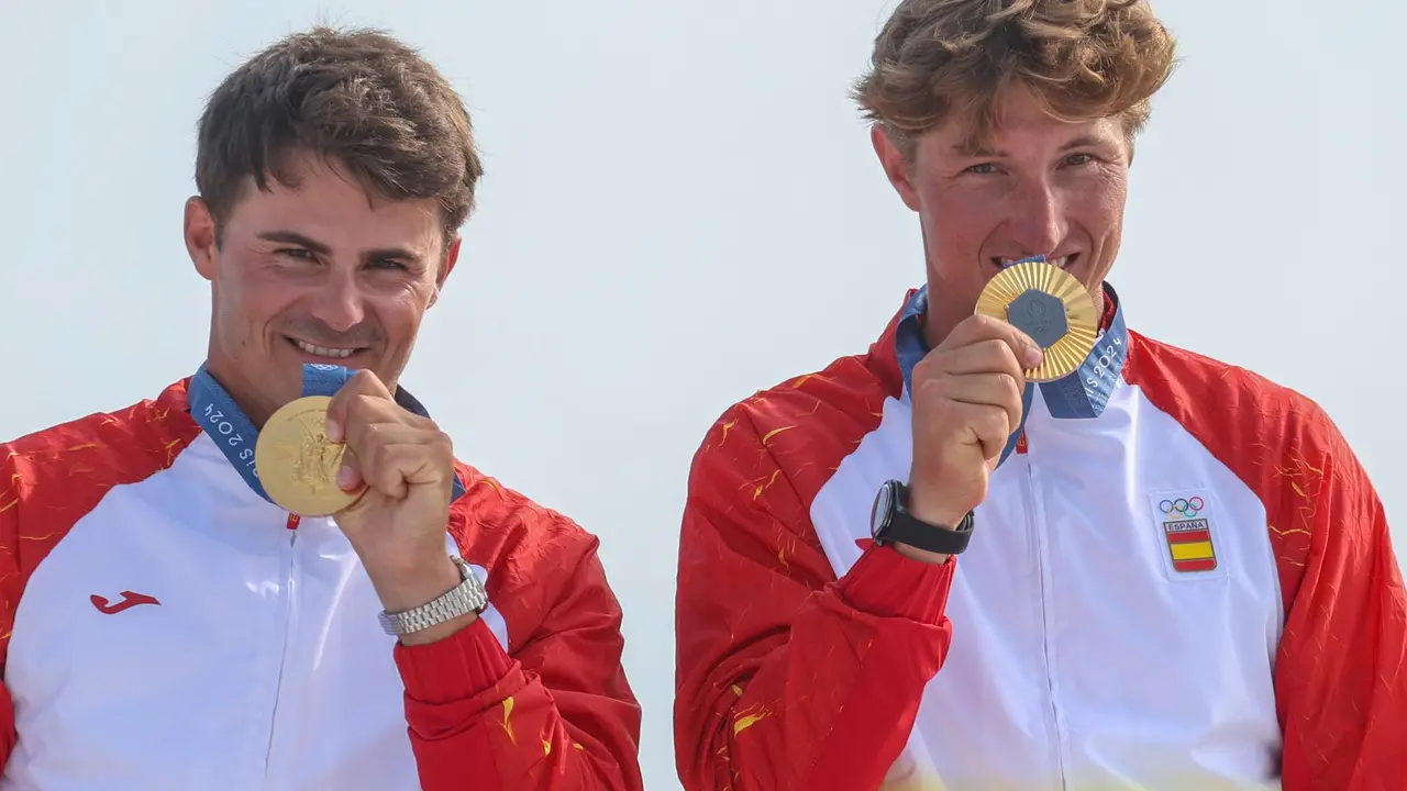 Diego Bot&iacute;n y Florian Trittel ganadores de la medalla de oro en la clase 49er de los Juegos Ol&iacute;mpicos de Par&iacute;s. EFE/OLIVIER HOSLET
