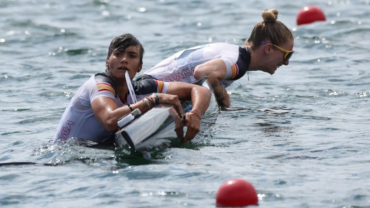 Carolina Garc&iacute;a Otero y Sara Ouzande , tras volcar en la final B del K 2 500 m femenino de los Juegos Ol&iacute;mpicos de Par&iacute;s 2024. EFE/EPA/M&Aacute;XIMO SHIPENKOV