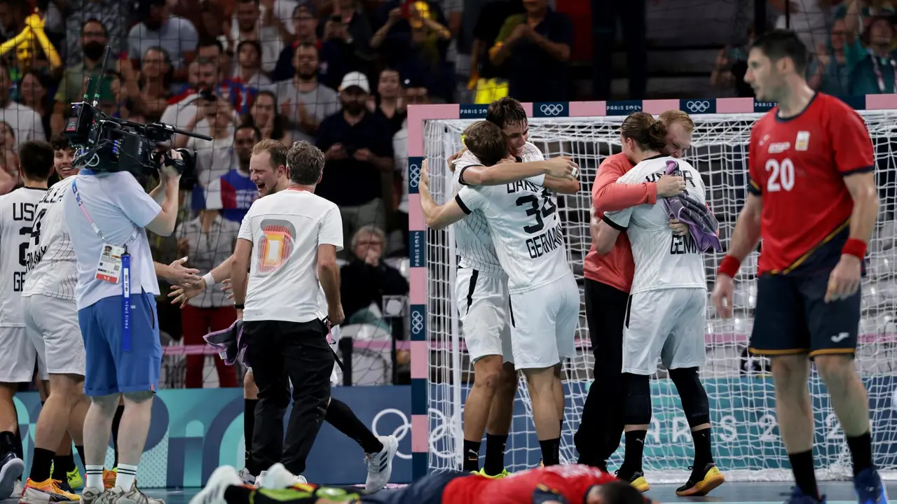 Villeneuve-d'ascq (France), 09/08/2024.- La selecci&oacute;n espa&ntilde;ola de balonmano deber&aacute; conformarse con volver pelear por la medalla de bronce, como ya le ocurri&oacute; en las otras cuatro ocasiones en las que alcanz&oacute; las semifinales ol&iacute;mpicas, tras caer este viernes por 25-24 ante Alemania. EFE/EPA/ALEX PLAVEVSKI