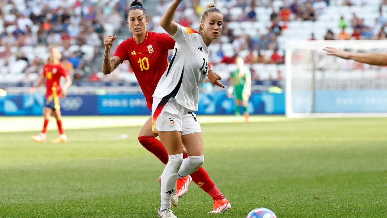 LYON, 09/08/2024.- La jugadora de Espa&ntilde;a Jennifer Hermoso (i) en acci&oacute;n ante la jugadora de Alemania Giulia Gwinn durante el partido por la medalla de bronce de los Juegos Ol&iacute;mpicos de Par&iacute;s 2024 contra Alemania este viernes en el Estadio de Lyon. EFE/ Miguel To&ntilde;a