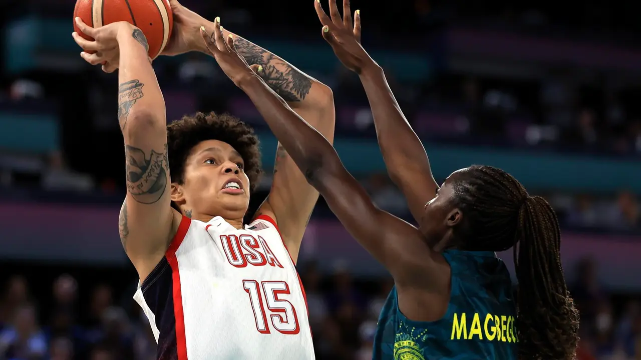Paris (France), 09/08/2024.- Estados Unidos, la gran favorita, que busca un octavo oro seguido, hizo buenos los pron&oacute;sticos y logr&oacute; el pase a la final del torneo ol&iacute;mpico de baloncesto femenino de los Juegos Ol&iacute;mpicos de Par&iacute;s 2024, tras derrotar este viernes a Australia (85-64), en el Arena Bercy de la capital francesa; y espera rival, que resultar&aacute; del Francia-B&eacute;lgica, que se juega m&aacute;s tarde. EFE/EPA/RITCHIE B. TONGO