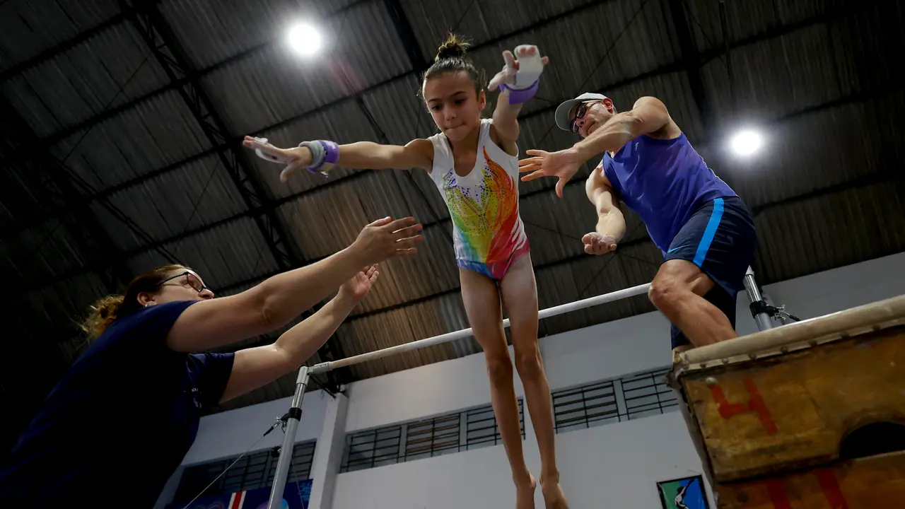 Una ni&ntilde;a recibe ayuda para saltar durante un entrenamiento de gimnasia art&iacute;stica este jueves, en el gimnasio municipal Bonif&aacute;cio Cardoso en Guarulhos (Brasil). EFE/ Sebastiao Moreira