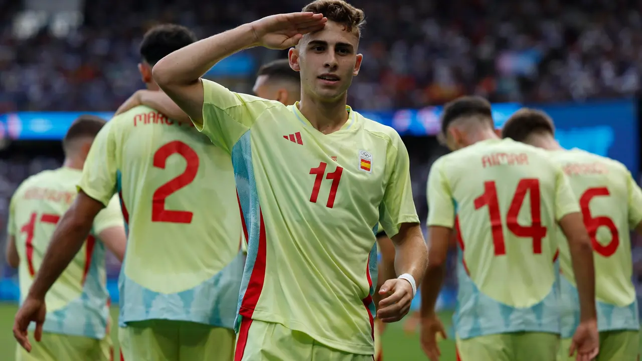 El espa&ntilde;ol Ferm&iacute;n L&oacute;pez celebra tras anotar un gol ante Francia durante el partido por la medalla de oro de los Juegos Ol&iacute;mpicos de Par&iacute;s 2024 que Francia y Espa&ntilde;a disputan este viernes en el Parc des Princes, de Paris. EFE/Kiko Huesca