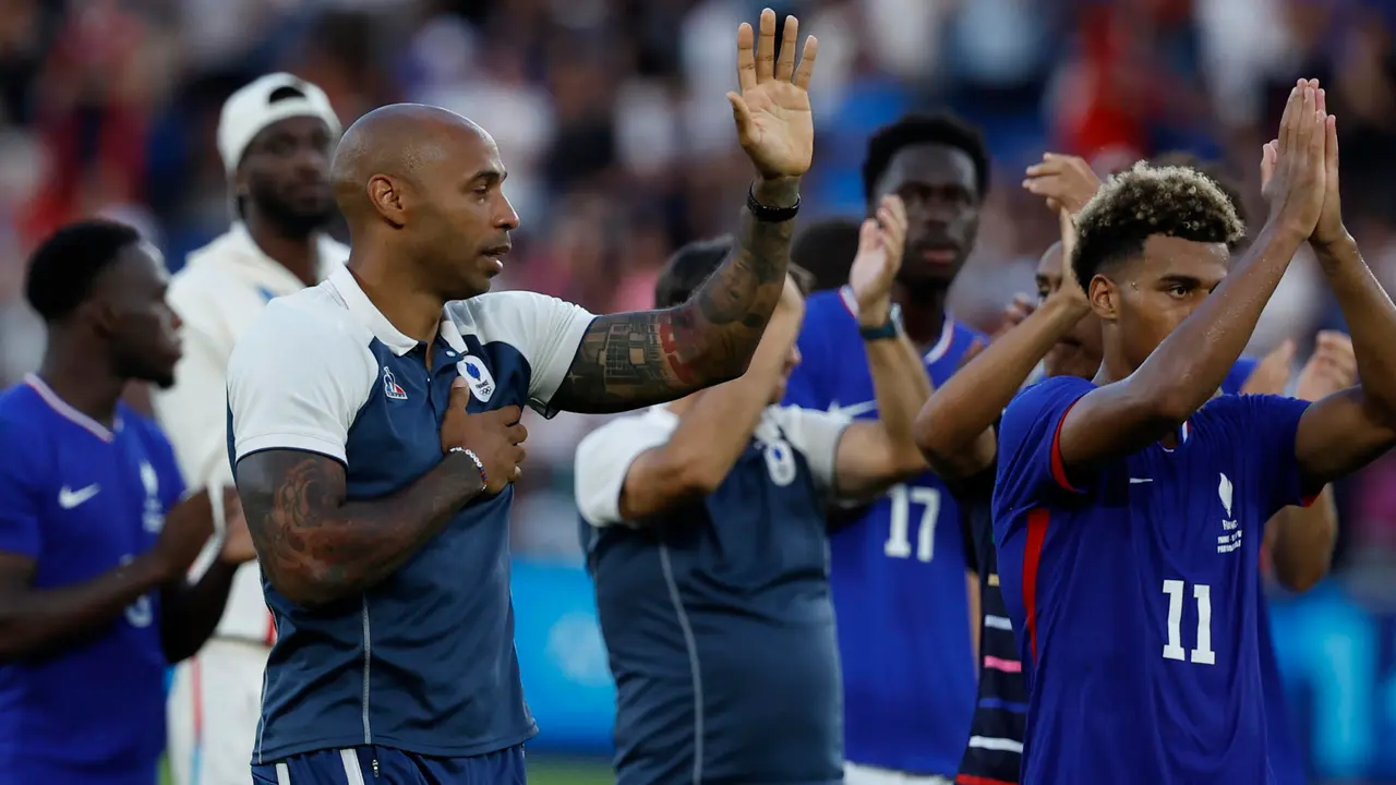 Los jugadores franceses y su entrenador Thierry Henry (i) tras la derrota ante Espa&ntilde;a en el partido por la medalla de oro de los Juegos Ol&iacute;mpicos de Par&iacute;s 2024 que Francia y Espa&ntilde;a disputan este viernes en el Parc des Princes, de Paris . EFE/ Juanjo Martin