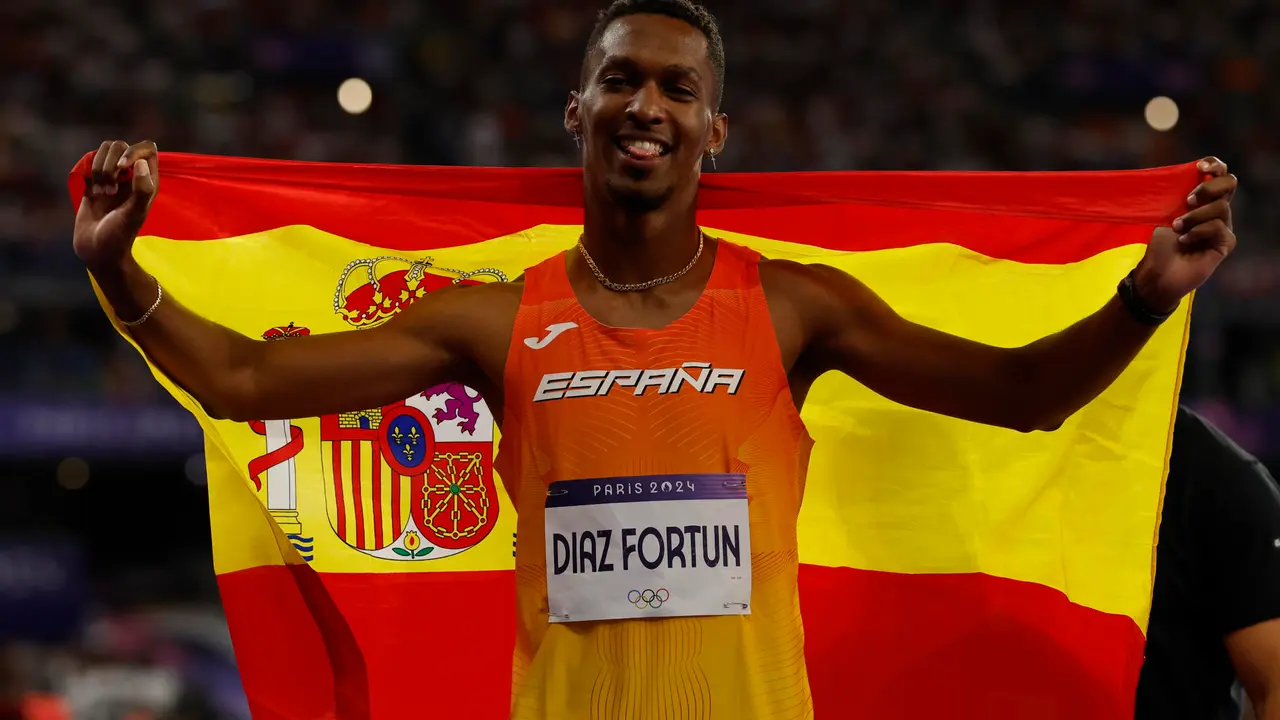 El atleta espa&ntilde;ol Jordan Alejandro D&iacute;az celebra el oro en la final de Triple salto masculino en el marco de los Juegos Ol&iacute;mpicos Par&iacute;s 2024, este viernes en el Estadio de Francia de Saint-Denis.   EFE/ Julio Munoz