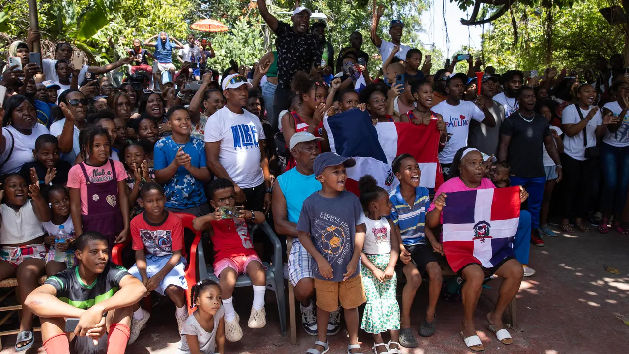 Habitantes de Don Gregorio (Sur), pueblo donde vive la atleta Marileidy Paulino, fueron registrados este viernes, 9 de agosto, al ver la transmisi&oacute;n de la final de la prueba de los 400 m lisos de los Juegos Ol&iacute;mpicos de Par&iacute;s 2024, en la que Paulino se colg&oacute; la medalla de Oro. EFE/Orlando Barr&iacute;a
