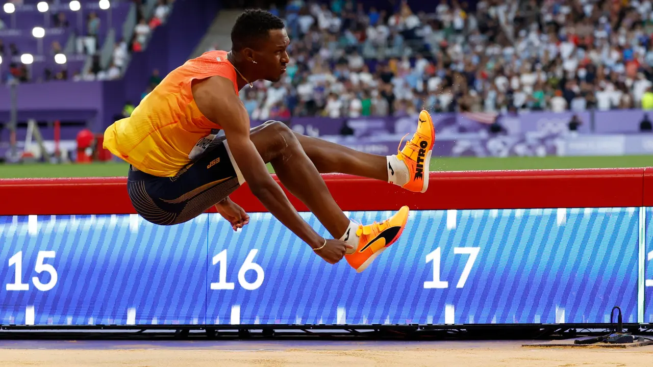 El atleta espa&ntilde;ol de origen cubano Jordan D&iacute;az, ganador de la final de triple salto masculino de los Juegos Ol&iacute;mpicos de Par&iacute;s 2024. EFE/ Julio Mu&ntilde;oz