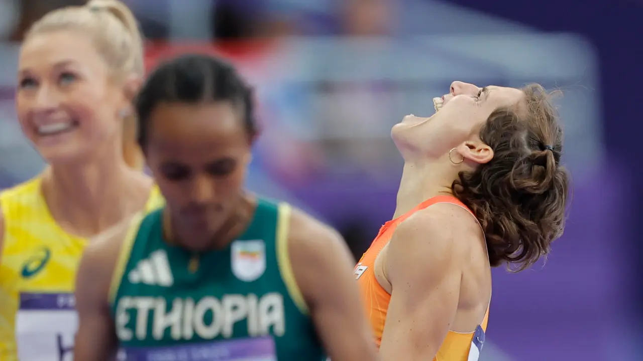 La atleta soriana Marta P&eacute;rez (d) celebra la consecuci&oacute;n del r&eacute;cord de Espa&ntilde;a d 1500 m, en la semifinal de los Juegos Ol&iacute;mpicos de Par&iacute;s. EFE/ Lavandeira Jr