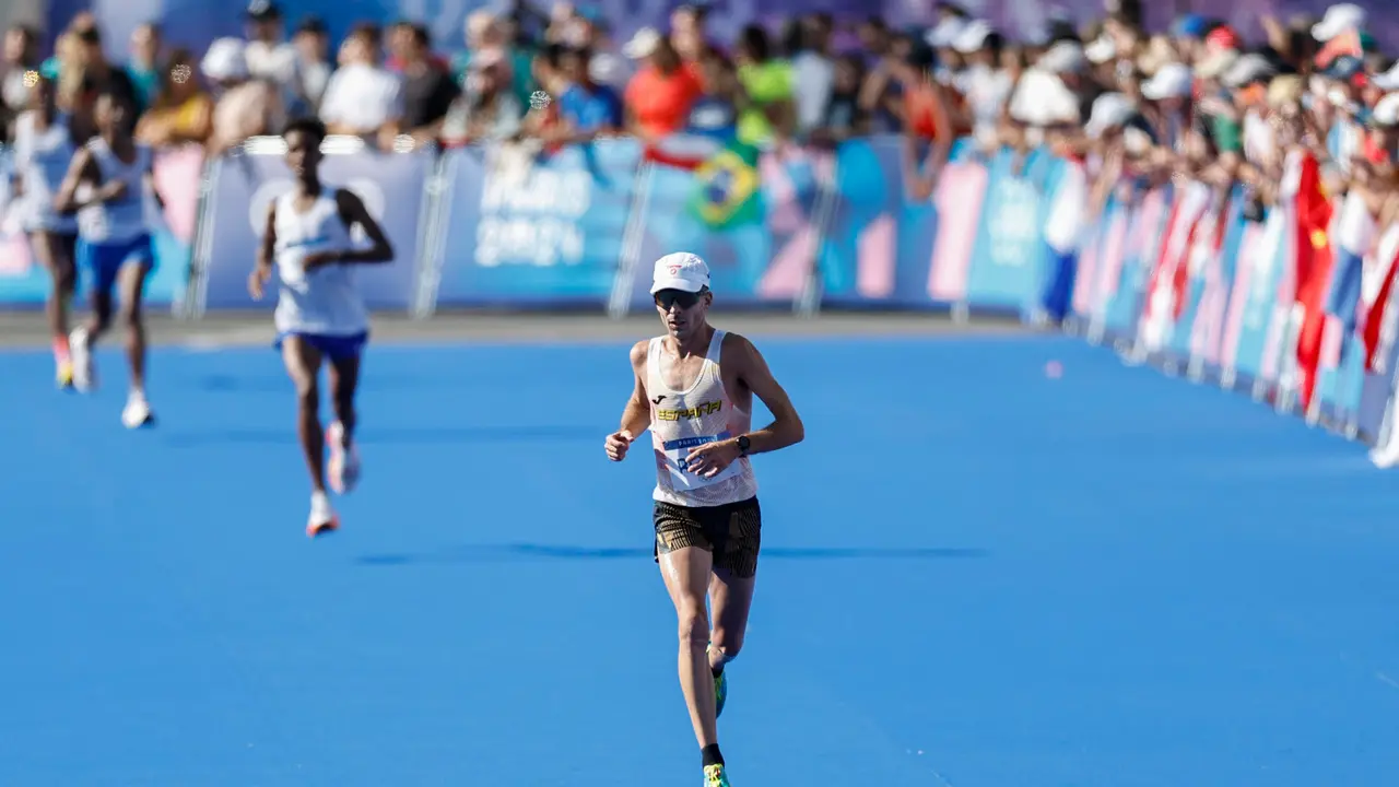 El atleta espa&ntilde;ol Yago Rojo se dispone a cruzar la l&iacute;nea de meta en la prueba de marat&oacute;n masculino de los Juegos Ol&iacute;mpicos 2024 disputado este s&aacute;bado en Par&iacute;s. EFE/Sashenka Guti&eacute;rrez
