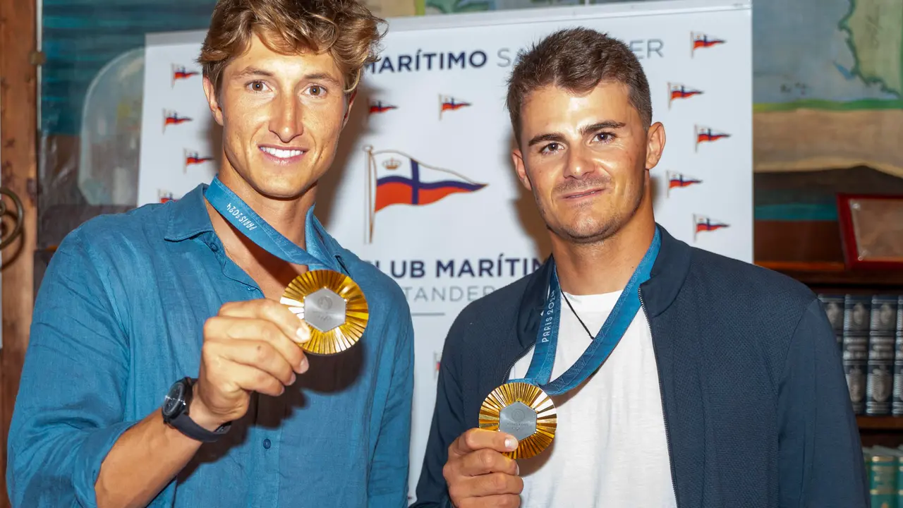 Los ganadores del oro ol&iacute;mpico de la clase '49er' de Vela en los Juegos Ol&iacute;mpicos de Par&iacute;s 2024, Diego Bot&iacute;n (d) y Florian Trittel, posan durante una entrevista con la agencia EFE en Santander en la que repasan c&oacute;mo consiguieron alzarse con la medalla de oro en Par&iacute;s. EFE/ Rom&aacute;n G. Aguilera