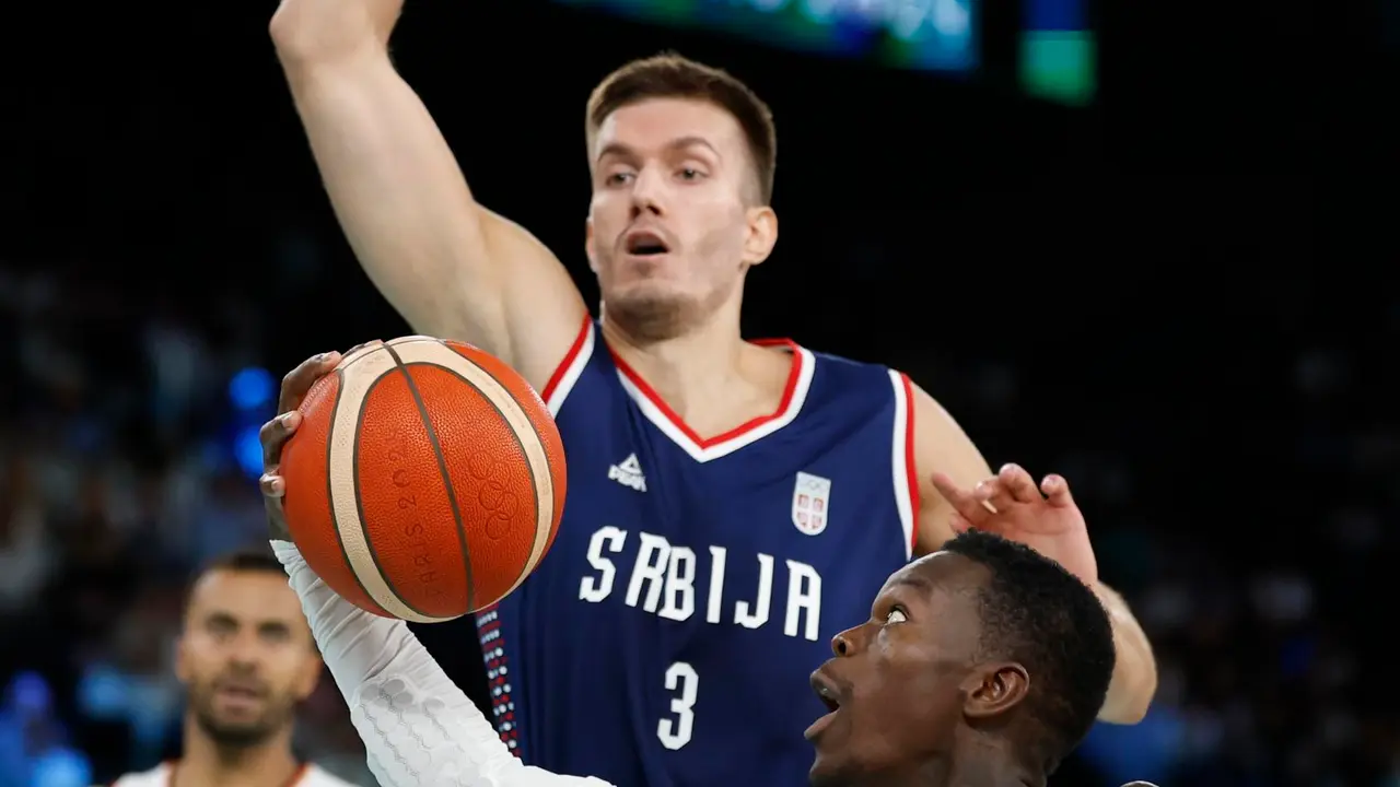 La serbia Filip Petrusev defiende al alem&aacute;n Dennis Schroeder en el South Paris Arena en Paris, Francia. EFE/EPA/CAROLINE BREHMAN