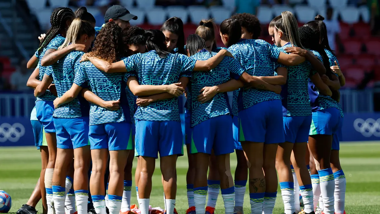 Futbolistas de la selecci&oacute;n femenina de f&uacute;tbol durante el calentamiento previo a la final entre Brasil y _Estados Unidos en los Juegos Ol&iacute;mpicos de Par&iacute;s 2024, en la capital gala, este s&aacute;bado. EFE/Miguel To&ntilde;a