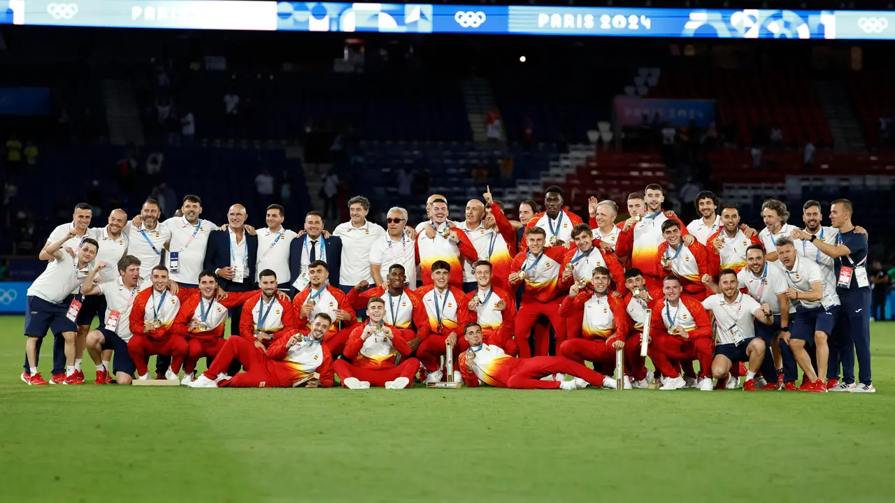 Los jugadores y equipo t&eacute;cnico espa&ntilde;ol posan con la medalla de oro conseguida en la final de f&uacute;tbol masculino de los Juegos Ol&iacute;mpicos de Par&iacute;s 2024 que Francia y Espa&ntilde;a han disputado en el Parc des Princes, de Paris . EFE/ Juanjo Martin