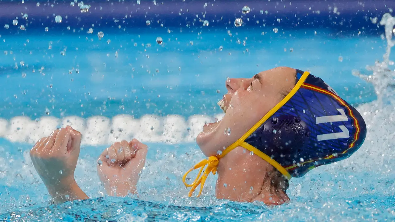 La waterpolista espa&ntilde;ola Maica Garc&iacute;a Godoy celebra tras marcar ante Australia durante el partido por el oro de waterpolo femenino de los Juegos Ol&iacute;mpicos de Par&iacute;s 2024 este s&aacute;bado en Nanterre, Francia. EFE/ Lavandeira Jr.