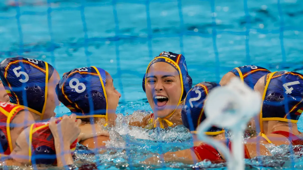 Las waterpolistas espa&ntilde;olas celebran proclamarse ganadoras de la medalla de oro de los Juegos Ol&iacute;mpicos de Par&iacute;s 2024 ante Australia en Nanterre, Francia. EFE/ Lavandeira Jr.