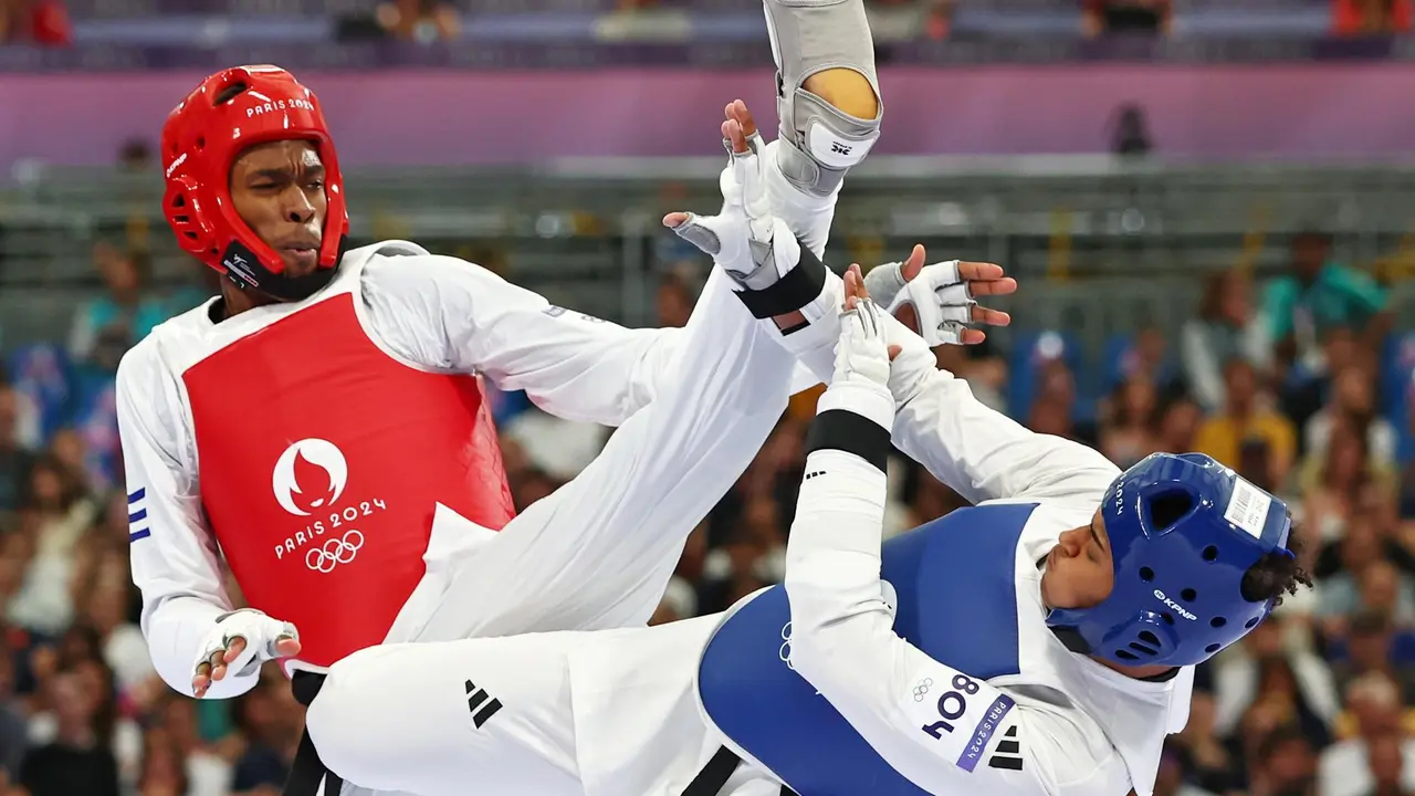 El cubano Rafael Alba of Cuba (rojo) en su combate contra el brit&aacute;nico Caden Cunningham en el Grand Palais en Paris, Francia.EFE/EPA/DIVYAKANT SOLANKI