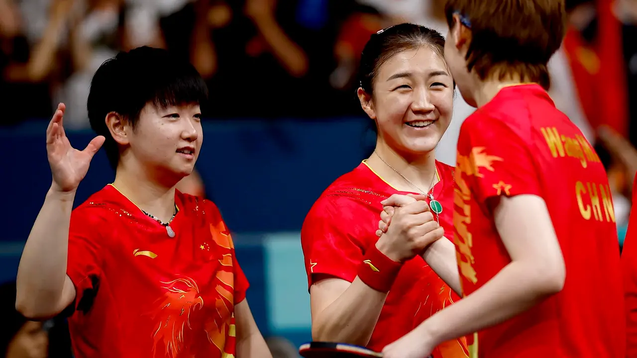 La  china Wang Manyu (d) celebra con sus compa&ntilde;eras Sun Yingsha (I) y Cheng Meng after la victoria ante Jap&oacute;n en la final en el South Paris Arena in Paris, Francia. EFE/EPA/YOAN VALAT