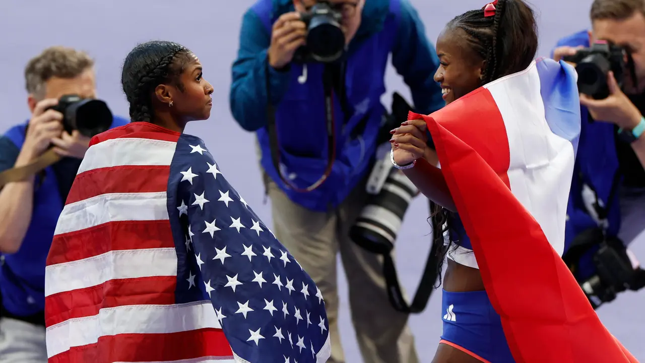 Las atletas, la estadounidense Masai Russell (i-oro) y la francesa Cyr&eacute;na Samba-Mayela (d-plata), en la final femenina de 100m vallas, en el marco de los Juegos Ol&iacute;mpicos Par&iacute;s 2024, este s&aacute;bado, en el Estadio de Francia de Saint-Denis. EFE/ Julio Mu&ntilde;oz