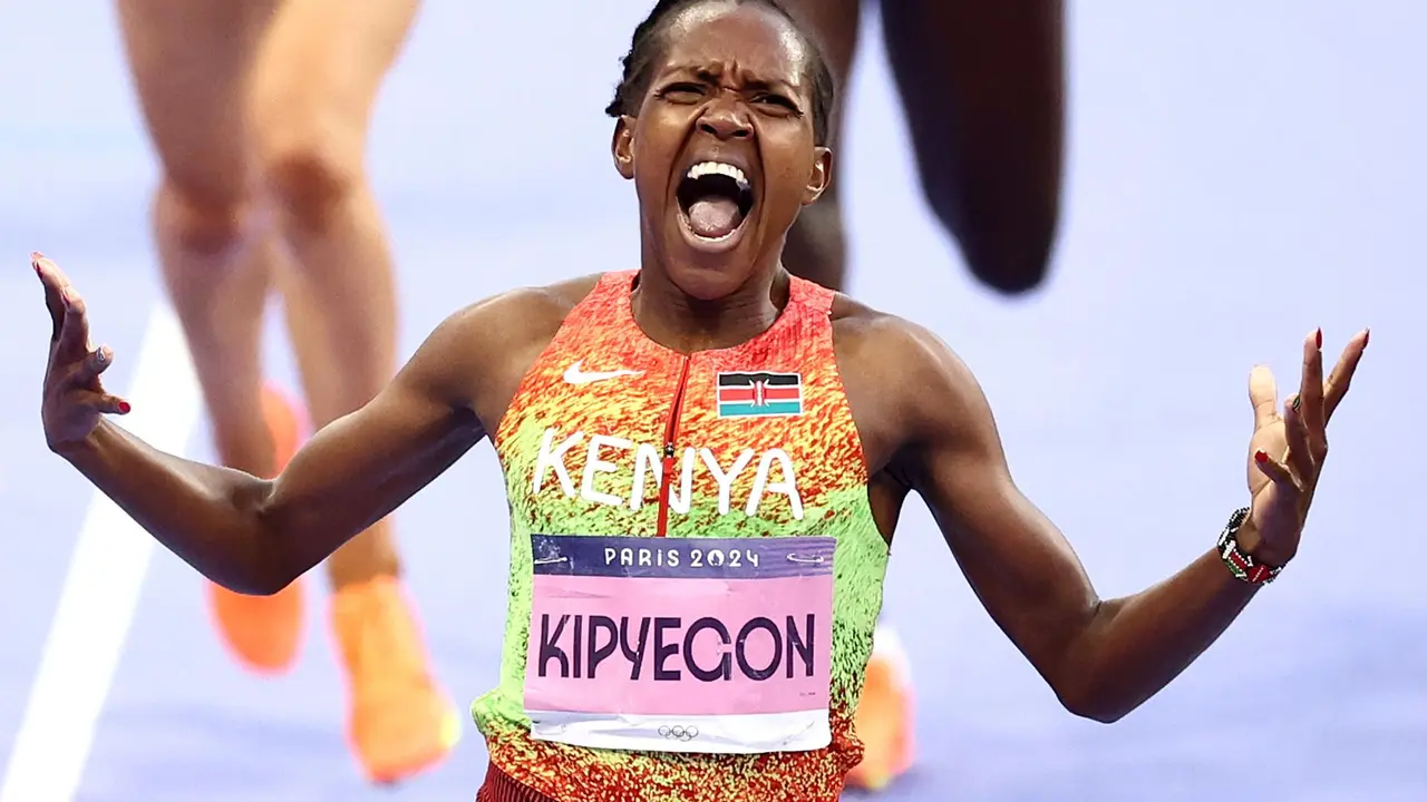 La keniana Faith Kipyegon entra primera en meta en la carrera de los 1500 metros. EFE/EPA/ANNA SZILAGYI