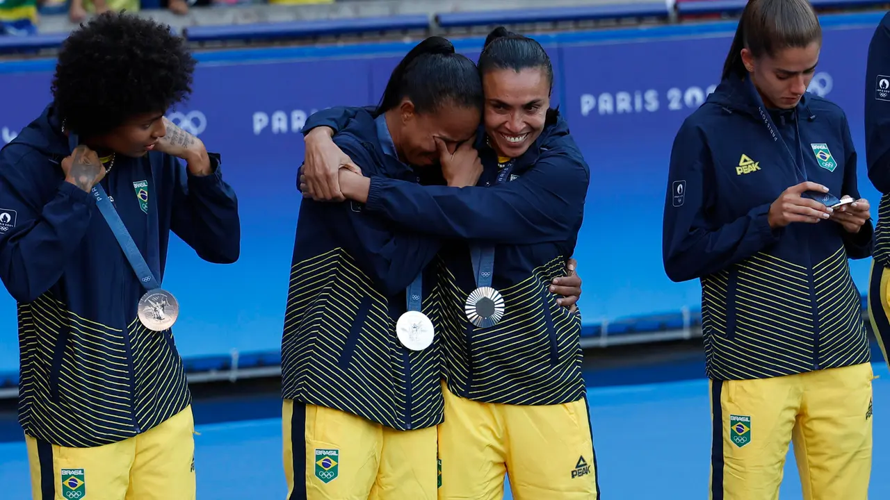 Las jugadoras de Brasil celebran la medalla de plata en F&uacute;tbol femenino, en los Juegos Ol&iacute;mpicos de Par&iacute;s 2024 este s&aacute;bado, en la capital gala. EFE/ Miguel To&ntilde;a