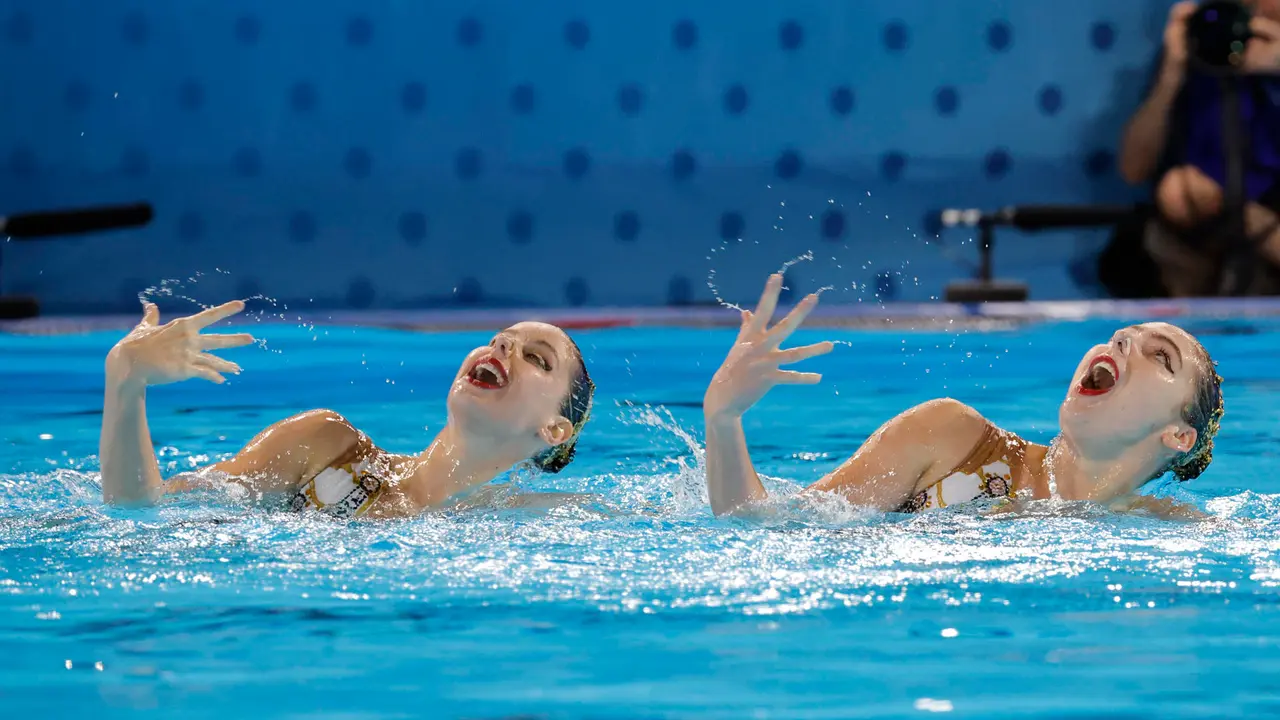 Las nadadoras espa&ntilde;olas Iris Ti&oacute; y Alisa Ozhogina compiten en la prueba de Duo Rutina Libre de Nataci&oacute;n Art&iacute;stica, en los Juegos Ol&iacute;mpicos de Par&iacute;s 2024 este s&aacute;bado, en Saint-Denis (Francia). EFE/ Lavandeira Jr.