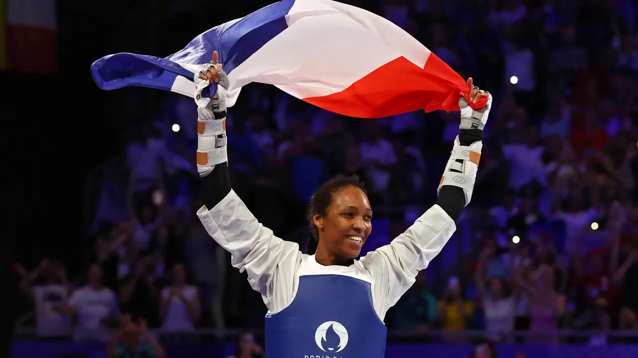 La francesa Althea Laurin celebra su victoria ante la uzbeka Svetlana Osipova en la categor&iacute;a +67kg. EFE/EPA/DIVYAKANT SOLANKI