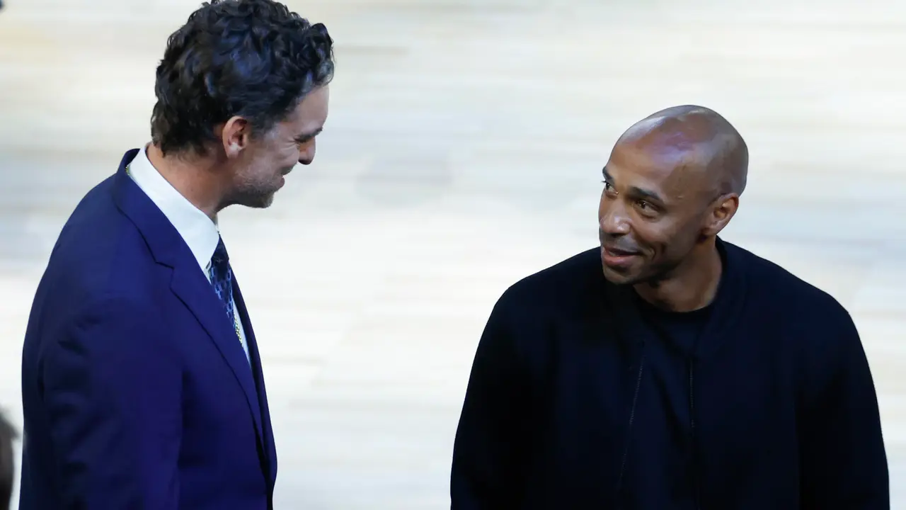 El ex jugador de baloncesto espa&ntilde;ol Pau Gasol habla con el ex jugador de f&uacute;tbol y entrenador del equipo ol&iacute;mpico franc&eacute;s de f&uacute;tbol, Thierry Henry (d), durante la final de Baloncesto masculino, entre Francia y EEUU, de los Juegos Ol&iacute;mpicos de Par&iacute;s 2024 este s&aacute;bado, en el Bercy Arena de la capital gala. EFE/ Juanjo Martin