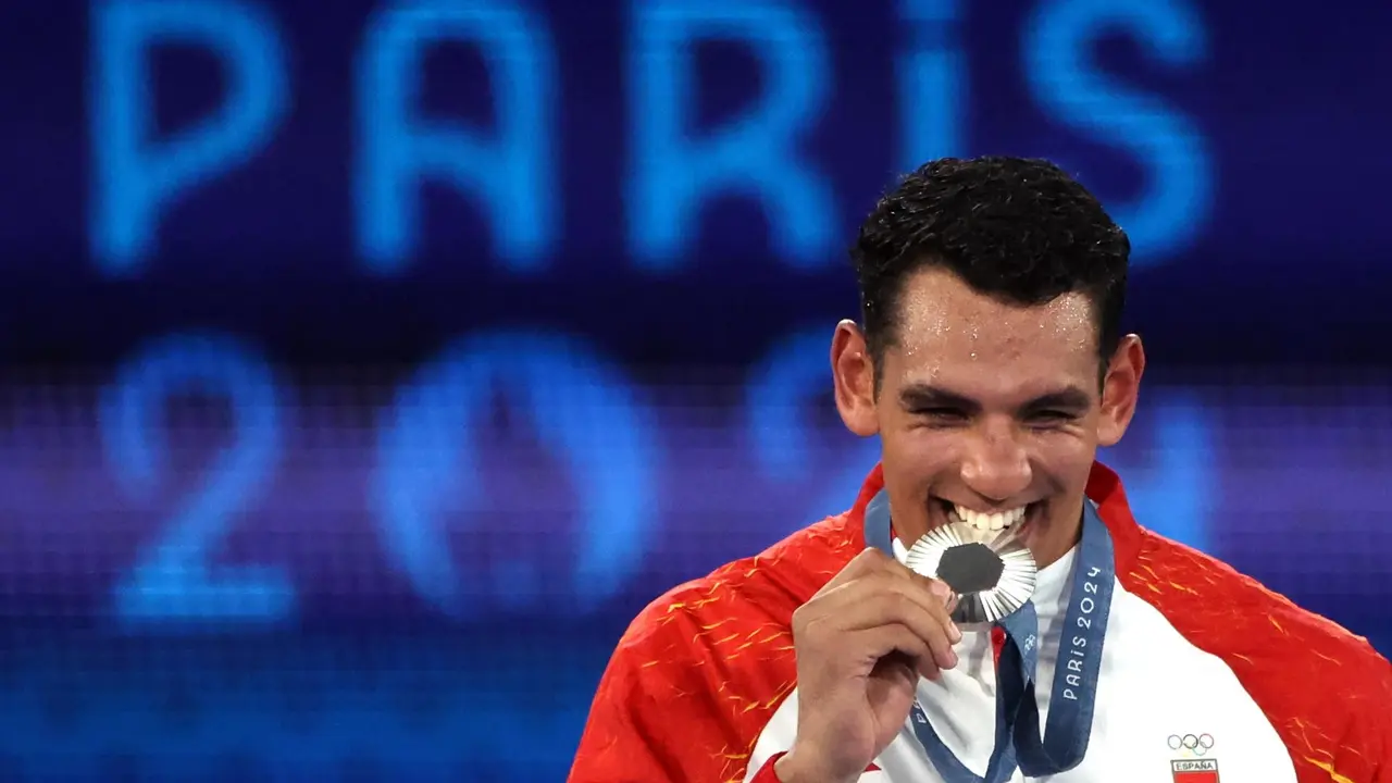 El p&uacute;gil espa&ntilde;ol Ayoub Ghadfa posa con la medalla de plata lograda n la categor&iacute;a de +92kg de los Juegos Ol&iacute;mpicos de Par&iacute;s 2024. EFE/EPA/YAHYA ARHAB