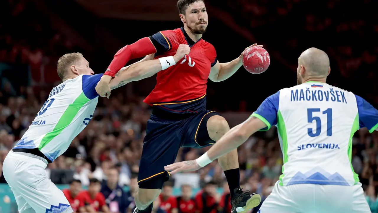 Alex Dujshebaev (C) en acci&oacute;n contra Tilen Kodrin (I) y Borut Mackovsek de Eslovenia durante el partido por la medalla de bronce de balonmano entre Espa&ntilde;a y Eslovenia. EFE/EPA/ALEX PLAVEVSKI