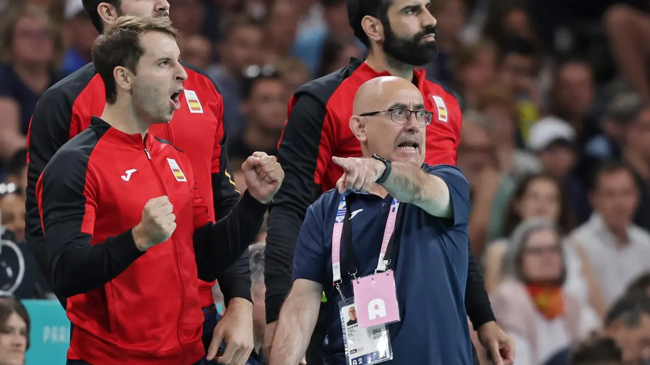El seleccionador espa&ntilde;ol Jordi Ribera da indicaciones a sus jugadores durante el partido por el bronce de Par&iacute;s 2024 que su equipo se adjudic&oacute; ante Eslovenia. EFE/EPA/ALEX PLAVEVSKI