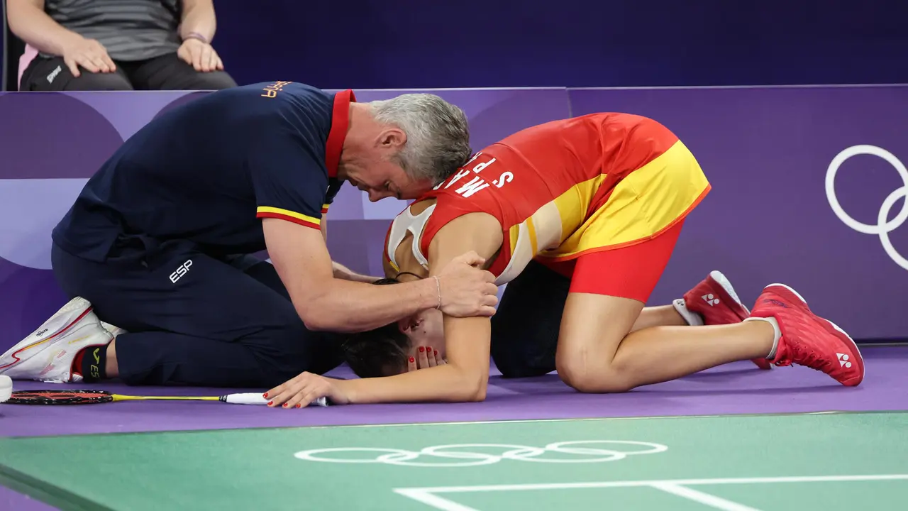 Carolina Mar&iacute;n llora junto a su entrenador Fernando Rivas tras verse obligada a retirarse, debido a una lesi&oacute;n, de su partido de semifinales de b&aacute;dminton femenino individual de los Juegos Ol&iacute;mpicos de Par&iacute;s. EFE/ Miguel Guti&eacute;rrez